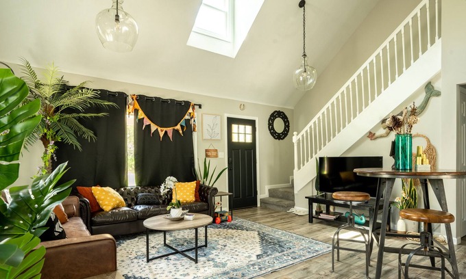 Howard House | Glorious but Comfy Modern Apple Valley Lakehouse with Hot Tub & Firepit