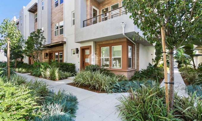 Platinum Triangle House | Glorious Garden on E Mason Ln