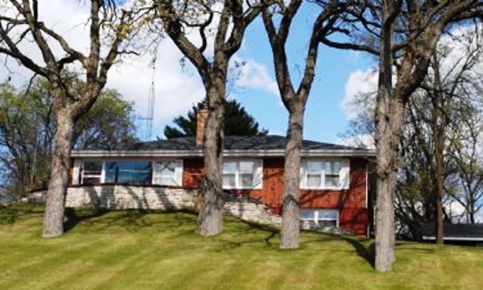 Green Lake House | Glorious Sunsets - 100' of Lakefront - Great Swimming for Kids - Sandy Bottom!