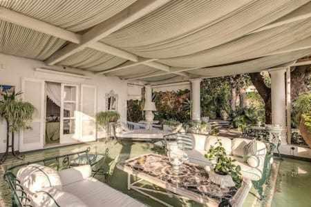 Marina Piccola Villa | GOCCE VILLAS - Green Coral Villa di lusso 1950