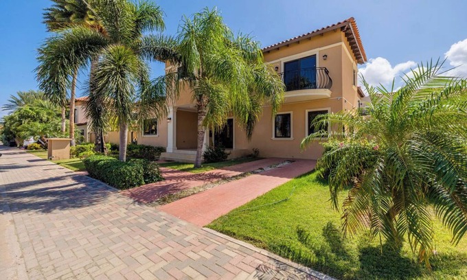 Gold Coast Villa | Gold Coast 4BR4.5BA Villa w/PrivatePool & Gym