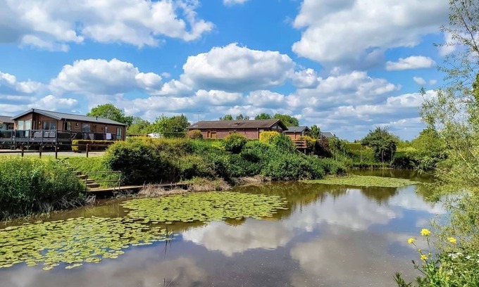 Harvington House | Gold Deluxe 3 Bed sleeps 8 Pet friendly
