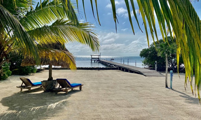 San Pedro House | Gold Standard: Private Home, Infinity Pool on the Beach & Reef View