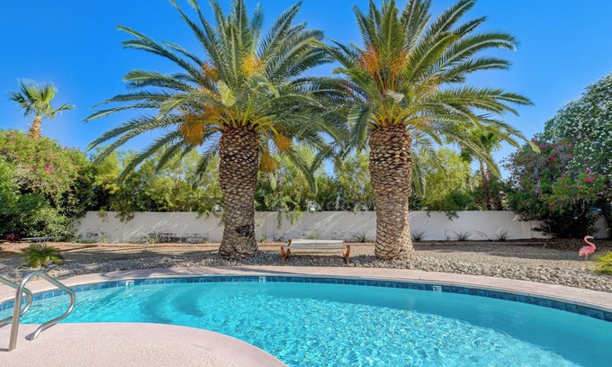Paradise Crest Villa | GOLDEN ERA VINTAGE BEAUTY, 3BD/2BTH w/Pool + Spa + Gorgeous Jetted Tub