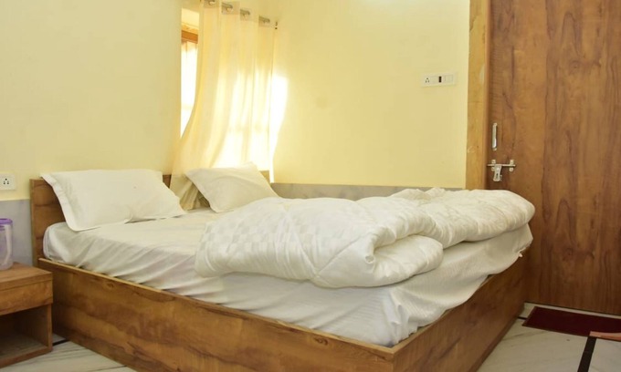 Amar Sagar Pol Hotel | Golden Home Hotel By GRB
