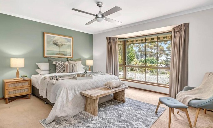 McLaren Vale House | 'Golden Homestead' A Panoramic Vineyard Escape