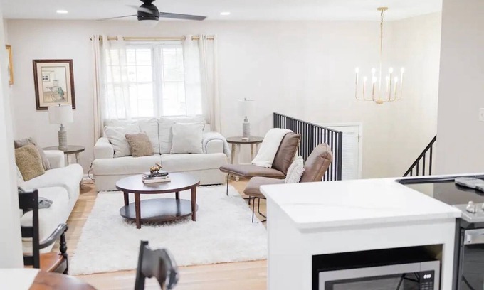 Lexington House | Golden House: Sleeps 12 Cozy + Modern - close to UK, Summit + Keeneland!