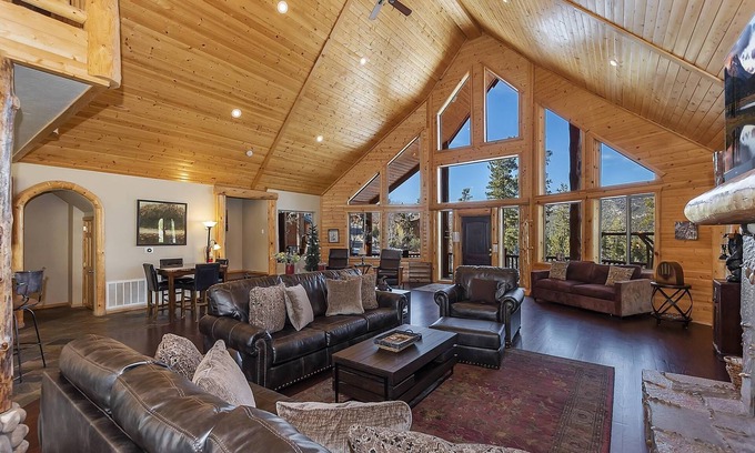 Castle Glen Estates Cabin | Golden Oak Estate by Destination Big Bear : Luxury Log Home in Castle Glen! Walk to the Lake! Beautiful Mountain Views!