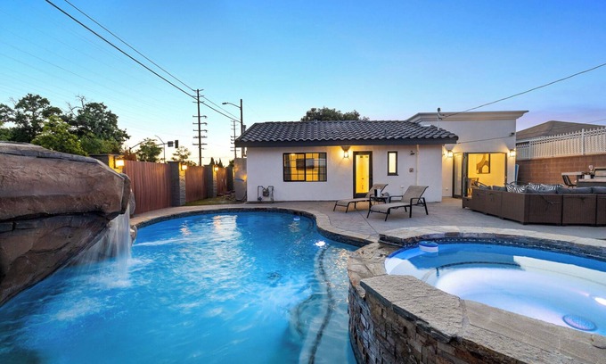 Paramount House | Golden Paradise POOL SPA FUN