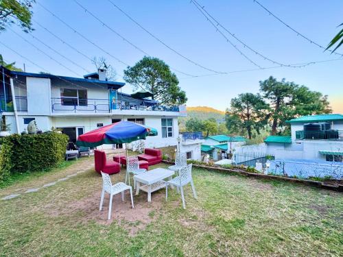 Kumarhatti Bed & Breakfast | Golden pine villa