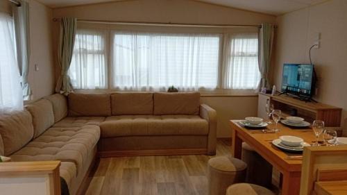 Kinmel Bay Apartment | Golden Sands 3 Bed Caravan - 1 Minute to Beach!