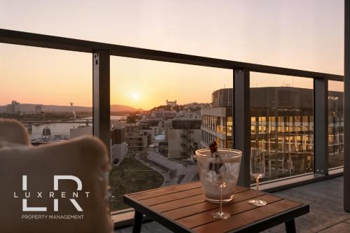 Nivy Apartment | Golden Suite, RIVER&OLD TOWN VIEW, FREE Parking