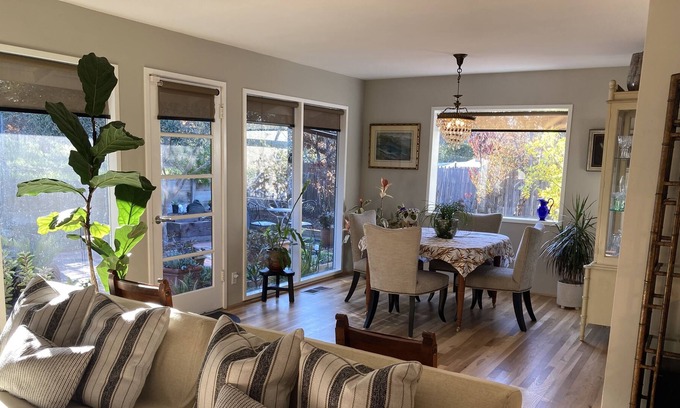 Del Rey Oaks House | GOLF-BEACH-HIKE Sunny Privacy with Full Kitchen