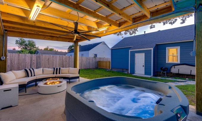 Morehead City House | Golf Cart~Hot Tub~Near Big Rock Landing&AB Bridge