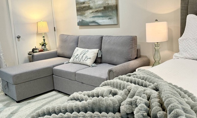 Wesley Chapel Condo | Golf Community Studio | Workspace | Cozy Wesley Chapel Retreat w/Kitchenette | Balcony | Smart TV