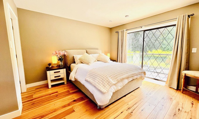 Regional District of Nanaimo Bed & Breakfast | Golf Course and Beach View Room in a desirable location near Qualicum Beach town