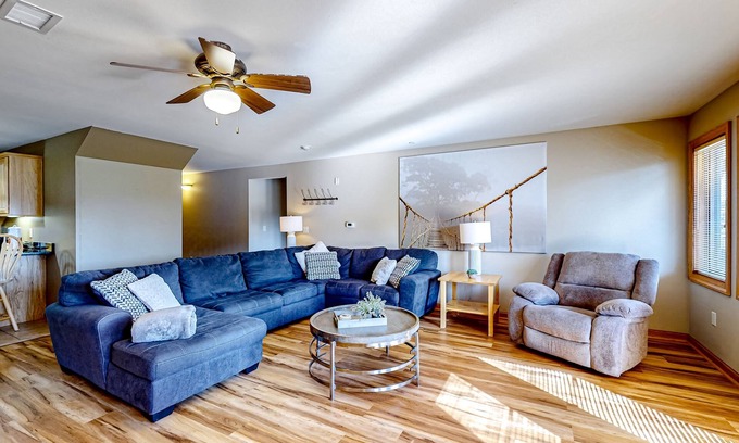 Dellwood Condo | Golf course-front condo with pool, hot tub, dock, tennis, golf, & private beach