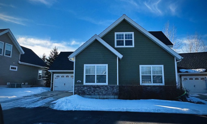 Red Lodge Ski Chalet | Golf Course Home w/Mtn Views, Hot Tub & Fireplace