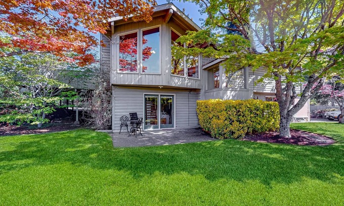 Bainbridge Island House | Golf-course-view house with deck, fireplace, grill, pet friendly - near ferry