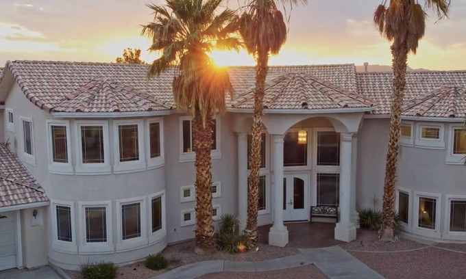 Mesquite House | Golf Mansion 7BR 12 Beds Luxe 7 Golf Courses within 3 Miles