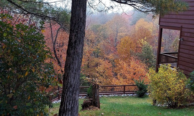 Blairsville Cabin | GOLF Nearby! Amazing View, Hot Tub, Game Room!Theater! 2 living rooms!Sleeps 12