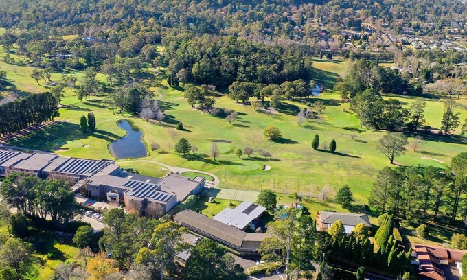 Bowral Apartment | Golf View Villa Bowral - with swimming pool & Tennis court