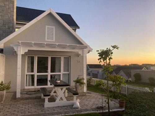 George Apartment | Golfers View @ Kingswood Golf Estate