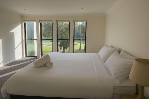 Robina House | Golfside Escape – Stylish 3BR Townhouse in Robina