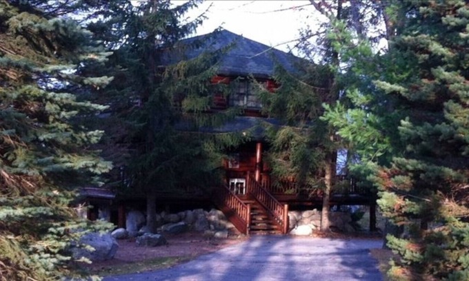 Cross Village House | Good Hart Retreat Log Home, Lake Views, Walk to Beach, Wi-Fi, Sleeps12