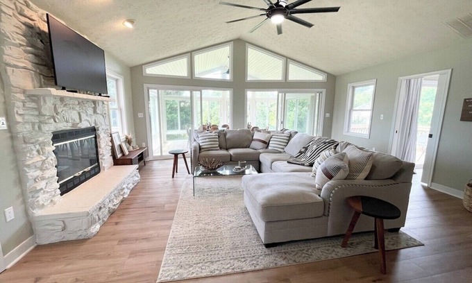 Twin Oaks House | Good Vibes LKA. Lake View w/Boat Slip + golf cart