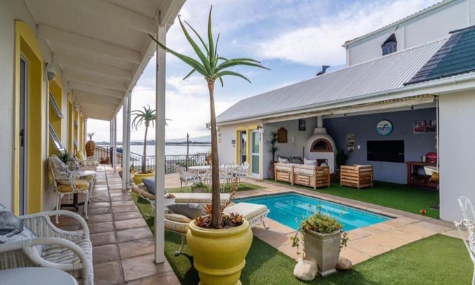 Gordons Bay Central House | Gordon's Beach Lodge