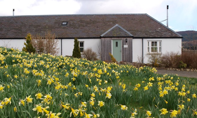 Blairgowrie Cottage | Gorgeous 2 Bed Cottage Near Glenshee. Hot tub, Garden, Child & Pet Friendly