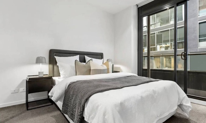 Richmond North Apartment | Gorgeous 2 bedroom apartment in a secure clean building just under a km from mcg