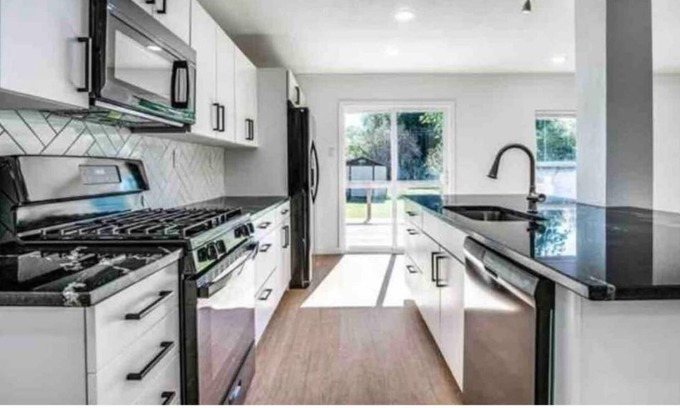 Oak Cliff House | Gorgeous 2 BR Single Family 6 miles From Downtown