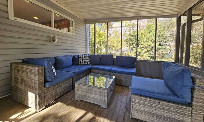 Home Park House | Gorgeous 2BR home with backyard