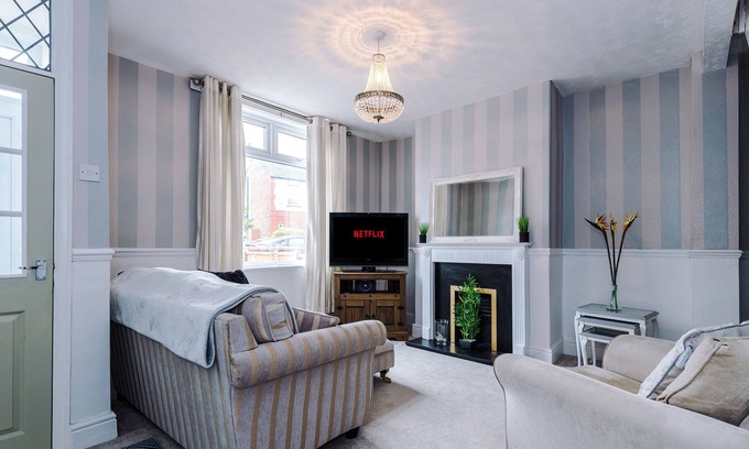 Wigan House | Gorgeous 3 bed terrace, Sleeping 4 people FREE Wi-Fi & parking. Walking distance to Town Centre