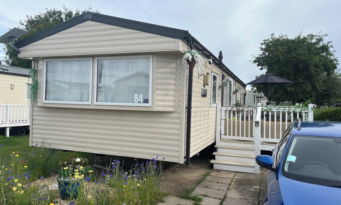 Grimsby House | Gorgeous 3-bedroom caravan in Humberston HAVEN SITE, passes not included!