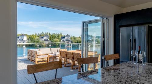South Cerney House | Gorgeous 4 bedroom Cotswolds home with lake view