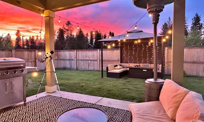 La Pine House | Gorgeous 5-bedroom house with game room in La Pine. Perfect for large groups