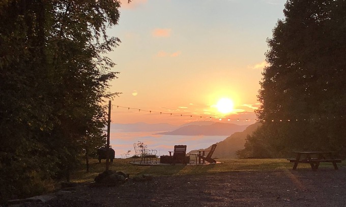 Settlers Ridge House | Gorgeous Airstream with Amazing Views on Secluded Property!