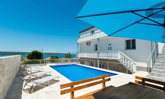 Gornji Karin Apartment | Gorgeous apartment in Obrovac with WiFi