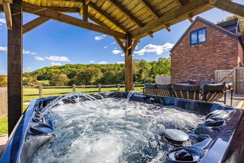 Bunny House | Gorgeous Barn with Hot Tub and Games Room