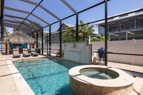 Mid Island House | Gorgeous Beach Condo with Pool Spa and Bikes