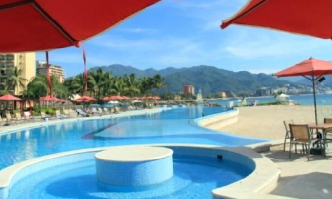 South Hotel Zone Condo | Gorgeous Beachfront Grand Venetian 'Junior Penthouse'w/hot tub