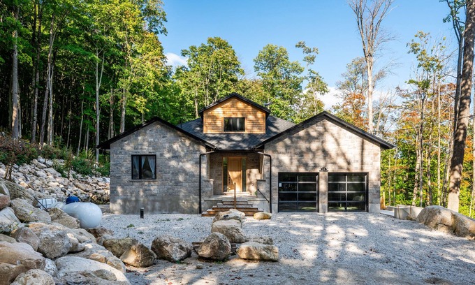 South Bruce Peninsula Cabin | Gorgeous Cliffside Retreat, Mallory Beach