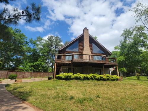Anderson Villa | Gorgeous Cabin by Lake with Waterview and walking access