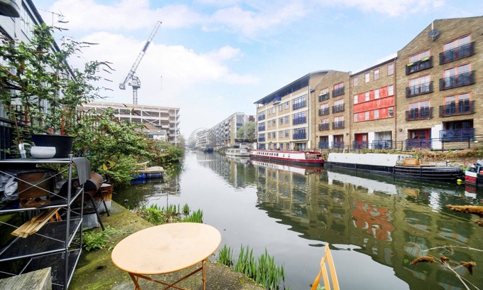 De Beauvoir Apartment | Gorgeous Canalside Loft in Hackney!