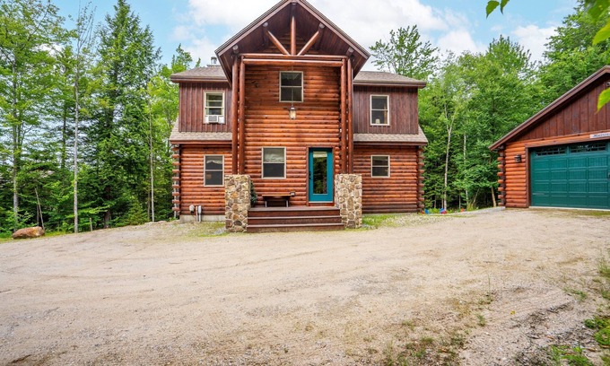 Sunday River Area Ski Chalet | Gorgeous Chalet, Hottub, Close to Mtn, Dogs Ok!