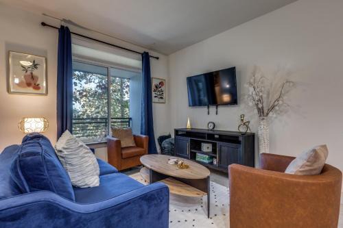 Downtown San Antonio Apartment | Gorgeous Condo w Riverwalk Views Free Parking Pet Friendly Centrally Located on the Riverwalk