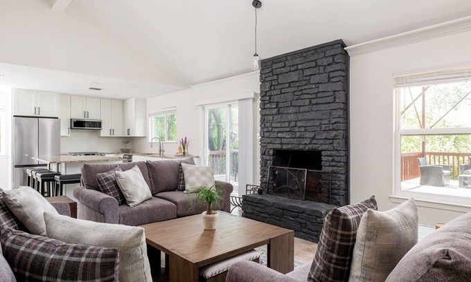 Austin House | Gorgeous Deck, Stunning Views - Treetop Vista by Portoro